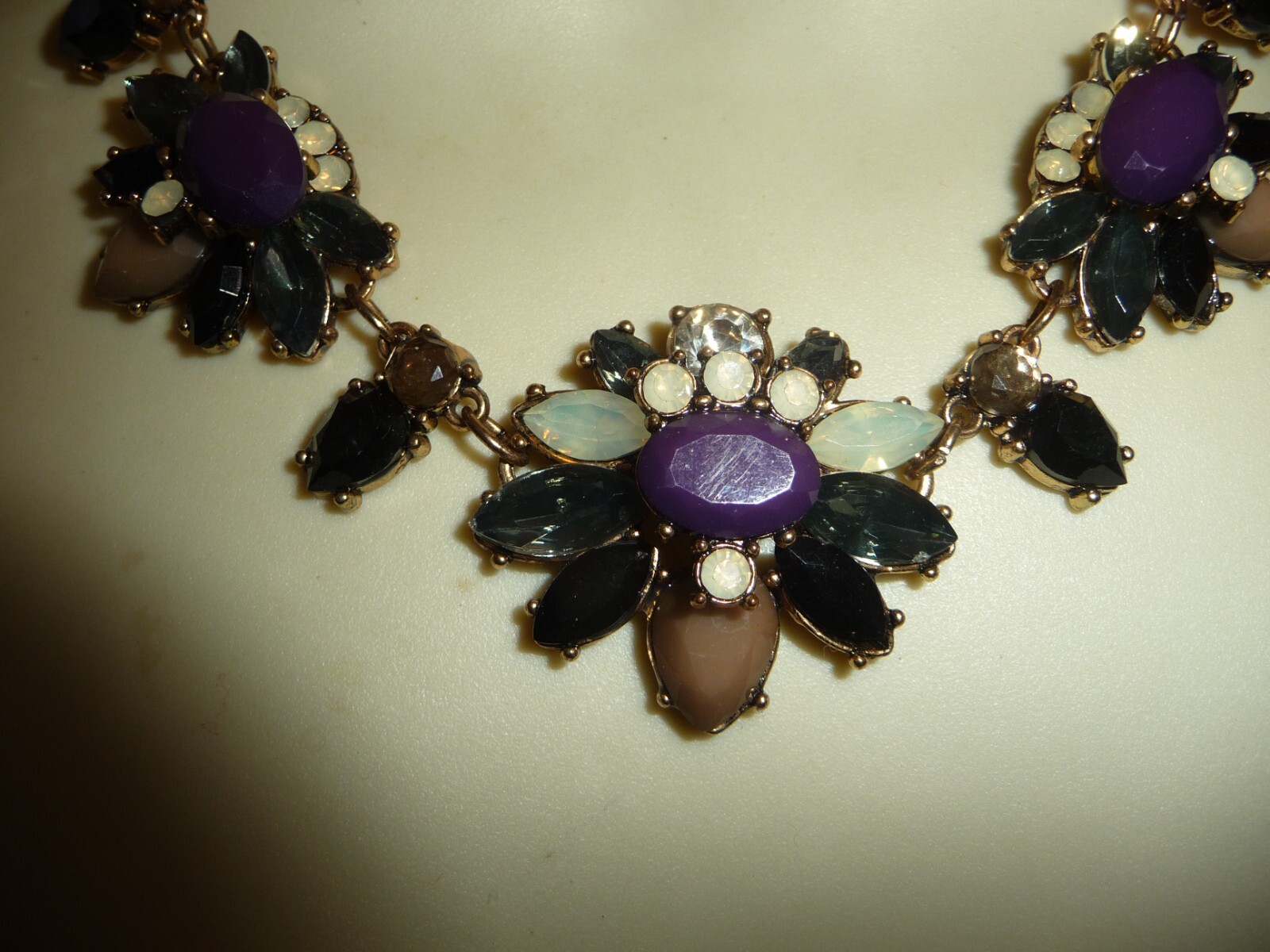 STATEMENT BLACK GRAY WHITE CLEAR STONES FLOWERS NECKLACE #204A