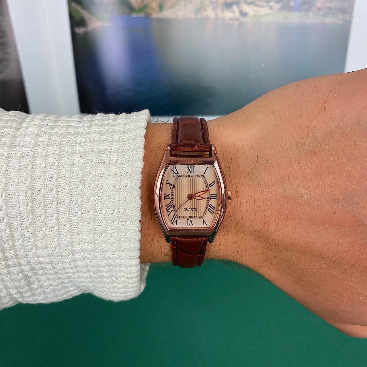 Minimalistic essential vintage style gold and leather style band watch. 9 inches