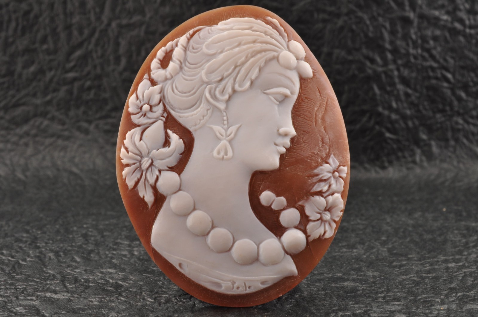 8 items , vintage shell cameo White and brown color (Total 222.5ct) with case.
