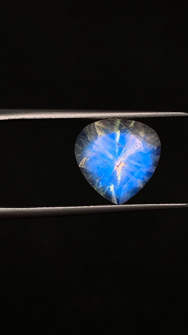 AAAAAAAA Mazing Blue Fire Rainbow Moonstone Heart Shape Faceted Cut Size 11 mm