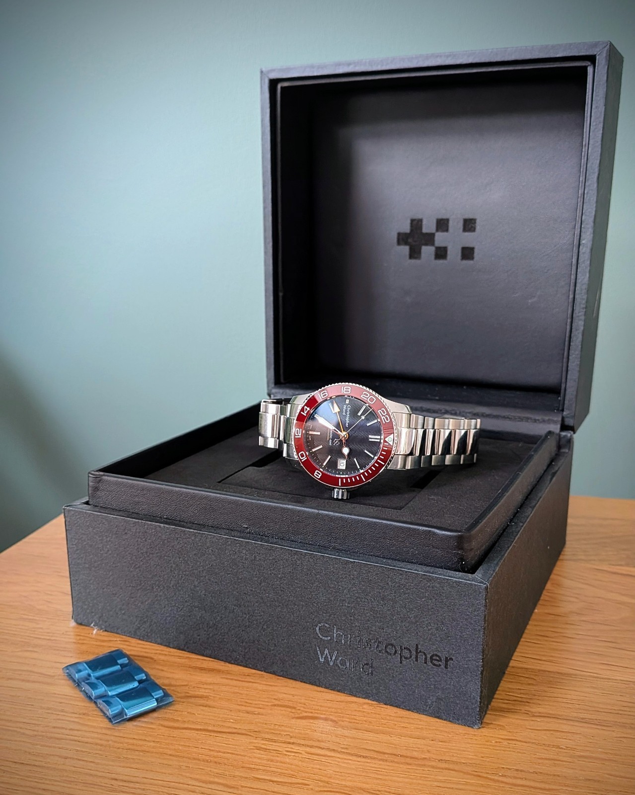 Christopher Ward C60 Trident Pro 600 GMT_Automatic_38mm_Red Bezel_Box and Papers