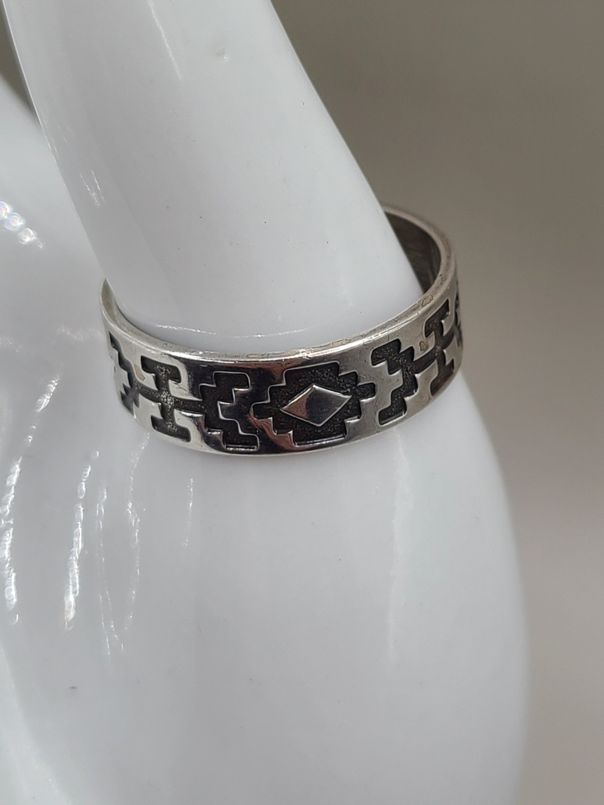 Vtg Wheeler Manufacturing Co Sterling Silver Tribal Overlay Band Ring Size 8.5
