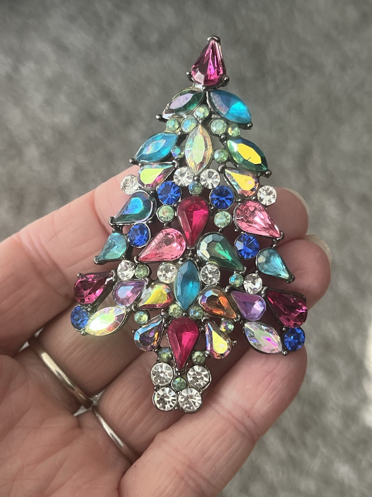 Vintage 2006 Avon Rhinestone Christmas Tree Collectible Brooch Pin
