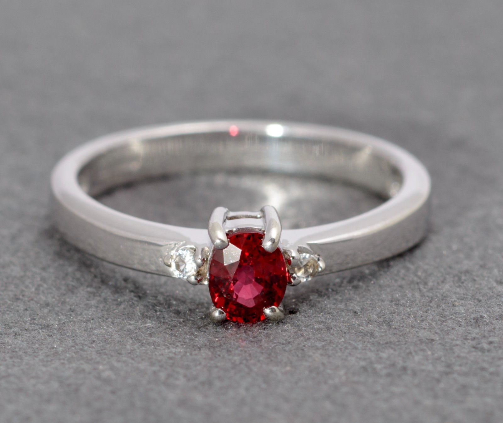 9ct White Gold Ring – Lab Created Ruby / White Topaz – Size N – Hallmarked 2007