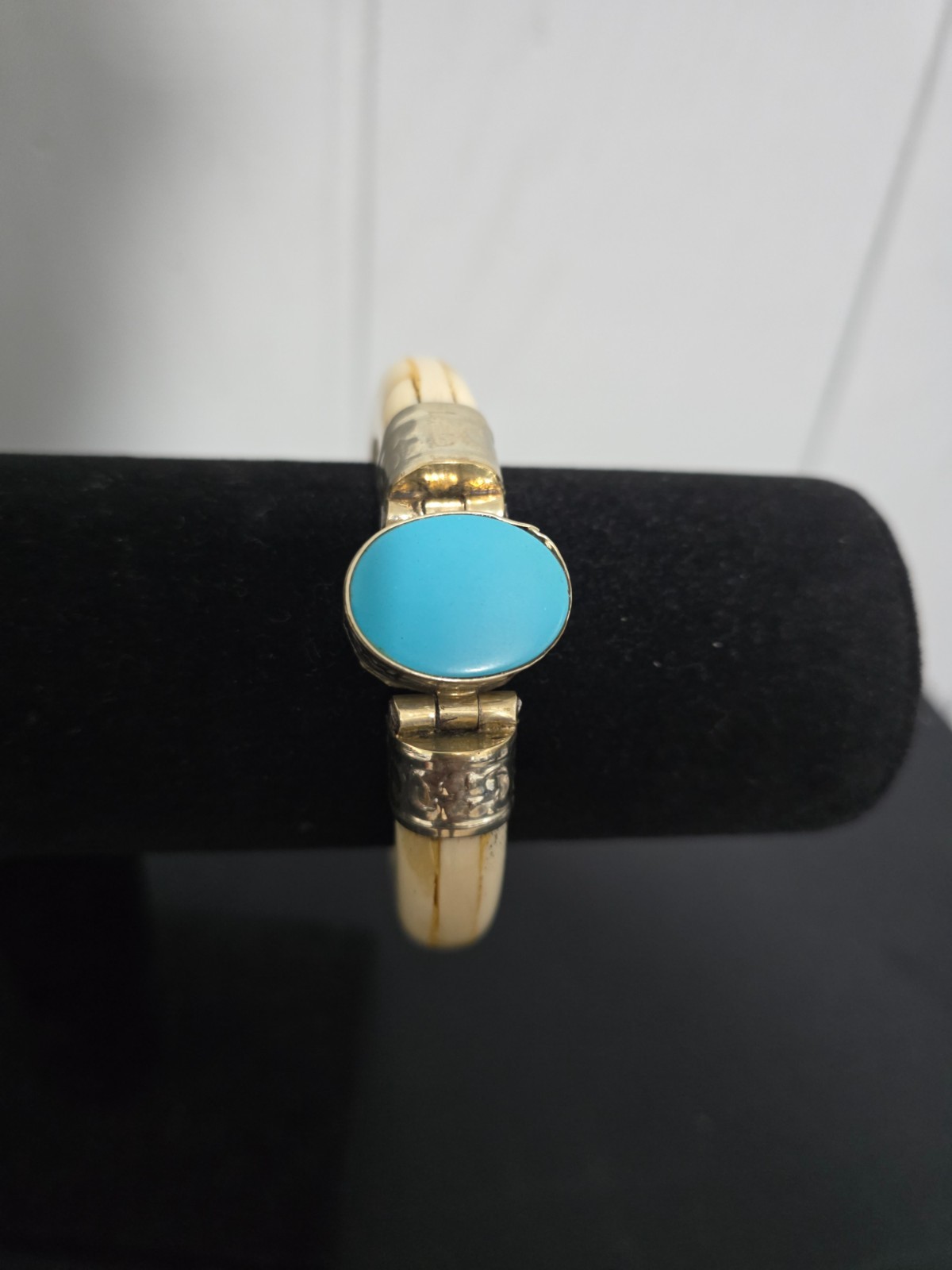 Vintage Water Buffalo Bone Turquoise Gemstone Silver Tone Hinged Brac. Sz. 6.75″