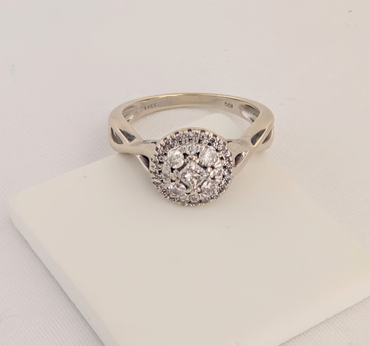 2/3 Carat Diamond Ring 14K Gold 4.6 Grams Retail $2099 Make me An Offer!
