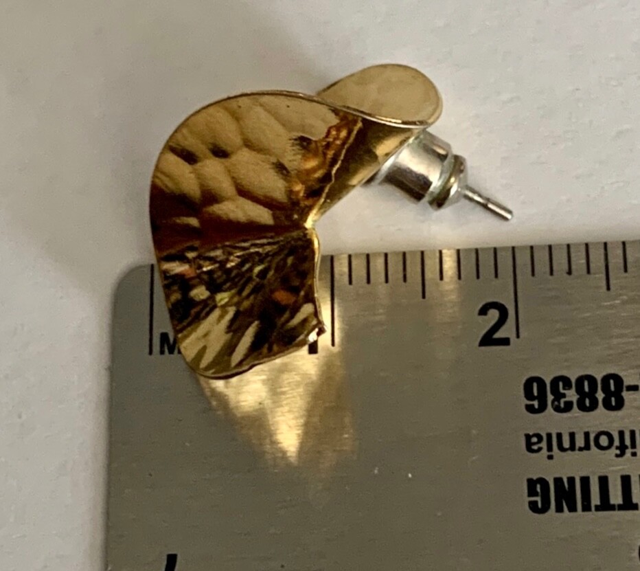 WOMENS UNBRANDED PIERCED EARRINGS, GOLD TONE HAMMERED METAL, INTERESTING DESIGN
