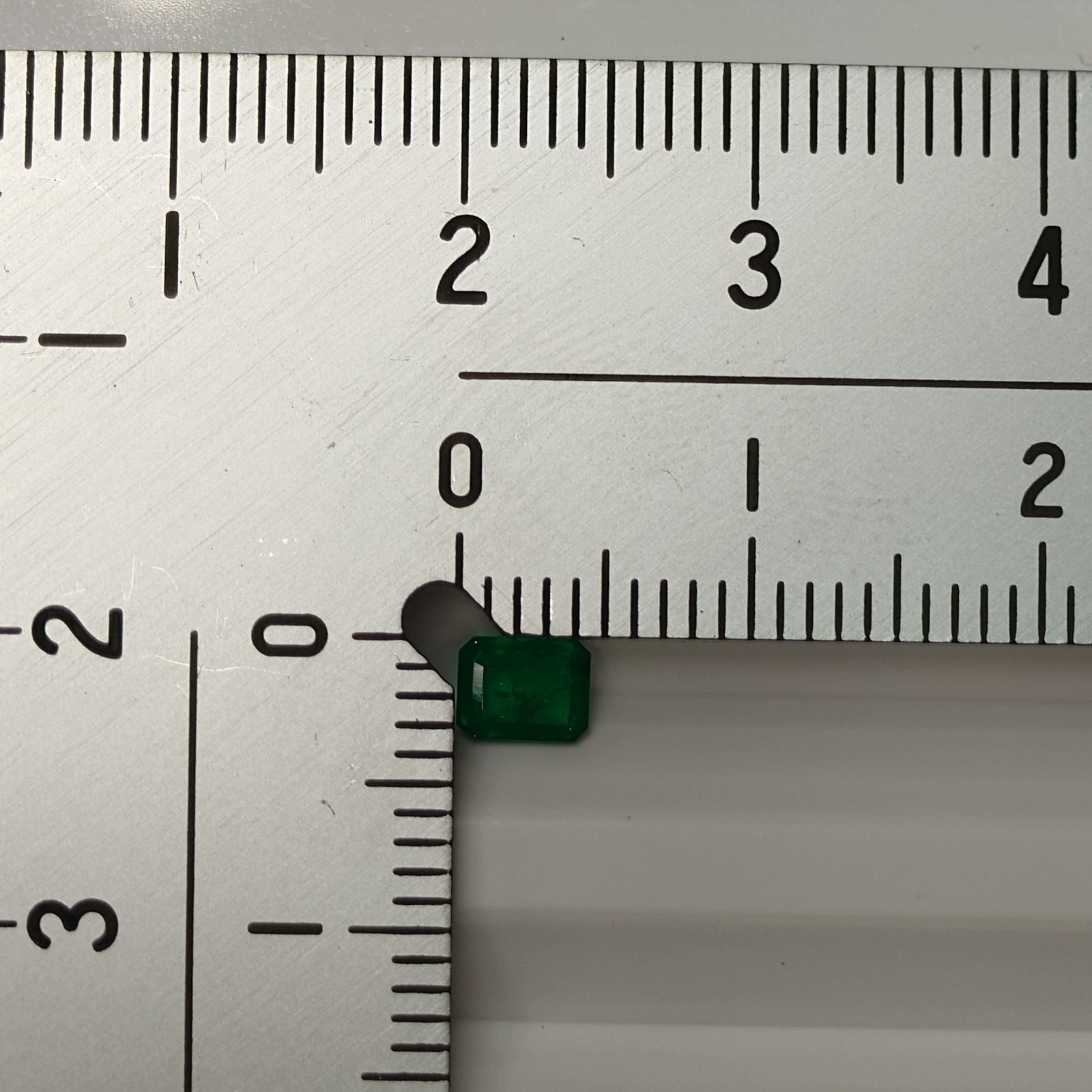 Natural Emerald 0.30 ct, approx. 4.5mm x 3.5mm x 1.8mm, Jewelry Removal e0018