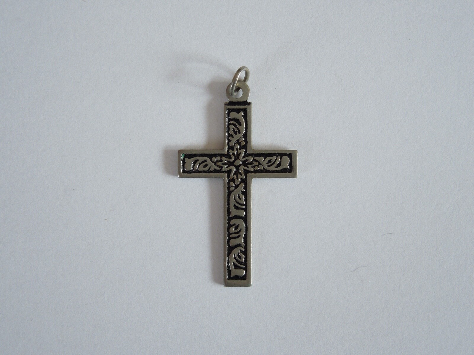 Cross Pendant Made of Metal 0.06oz/1 1/2×0 13/16in