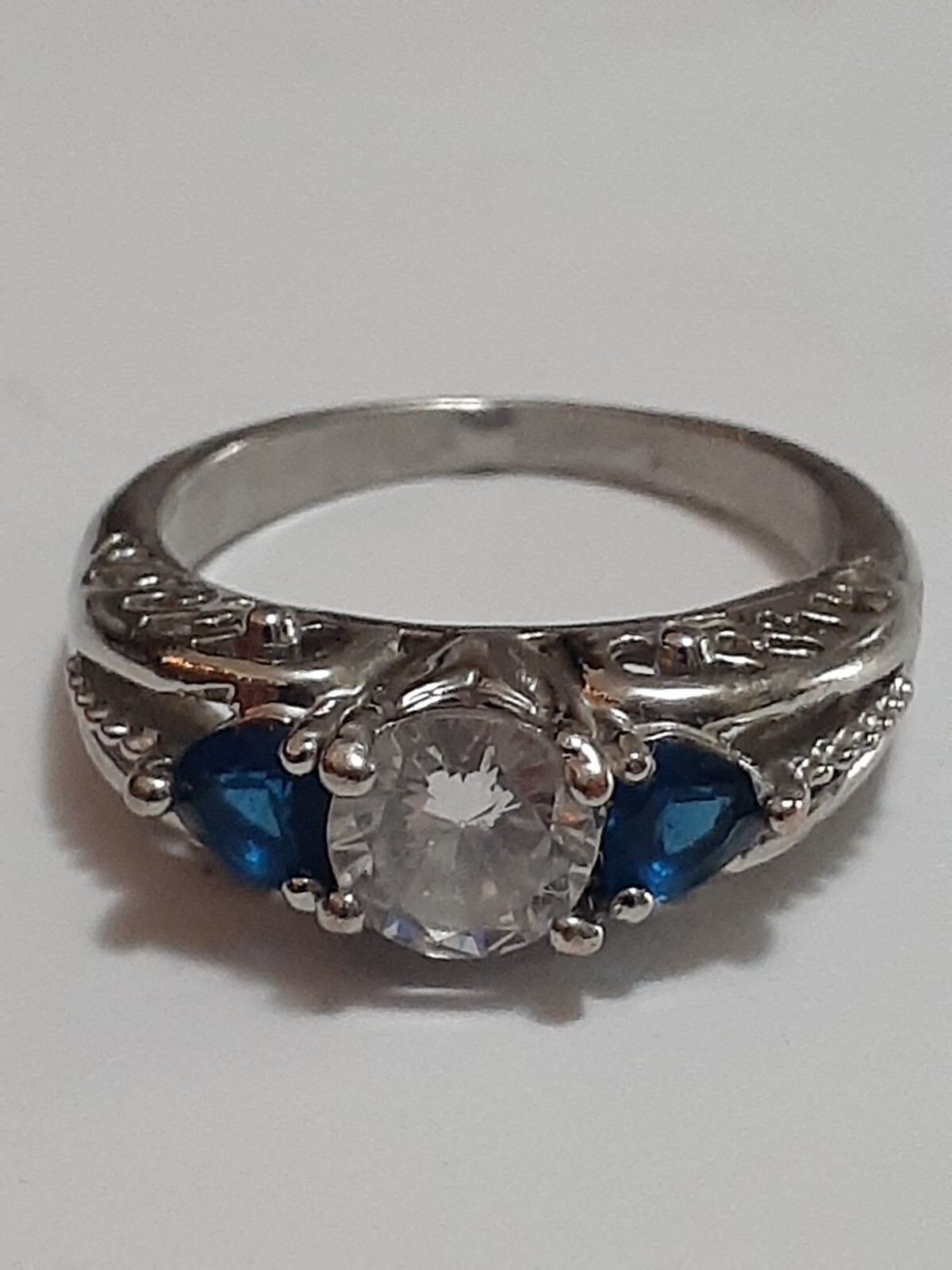 blue & white/colorless prong set stone trio Silvertone ring size 6.5