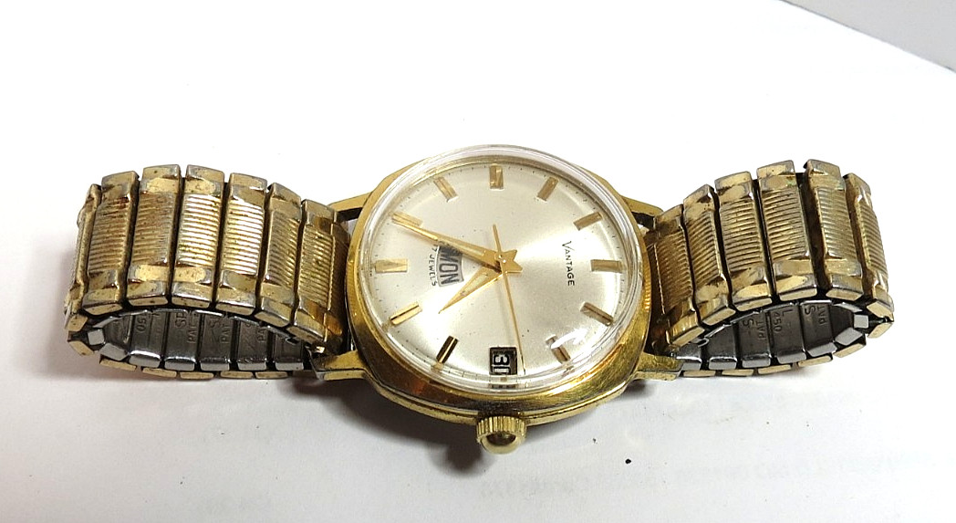 MEN’S VANTAGE BY HAMILTON 17’J STANDARD TIME 1i5 DAY/DATE GOLD TONE WRISWATCH