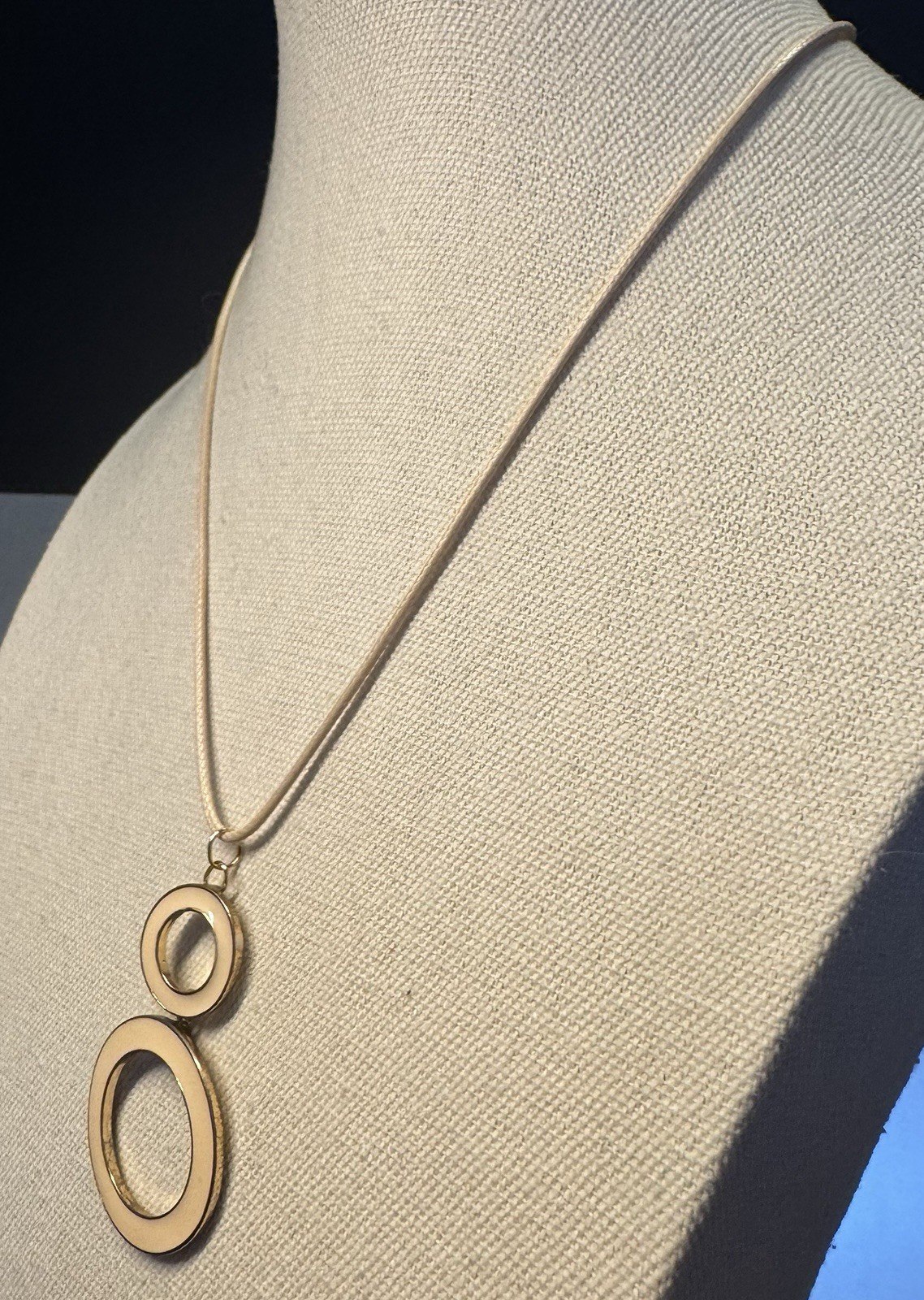 Vintage 1970’s Goldtone & Ivory Cream Enamel Round Pendant On Cord Necklace
