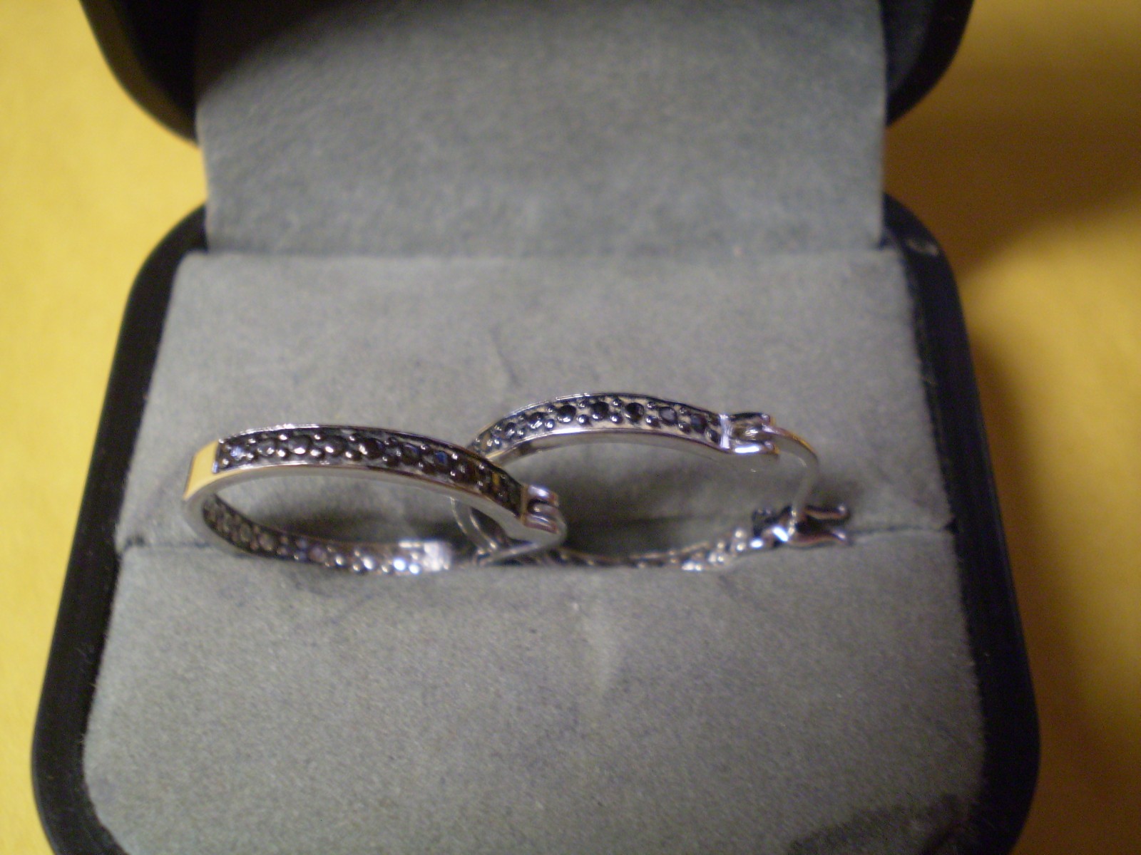 Pair of Sterling Silver 925 Ladies Design Hoop Earrings 2.4 grams