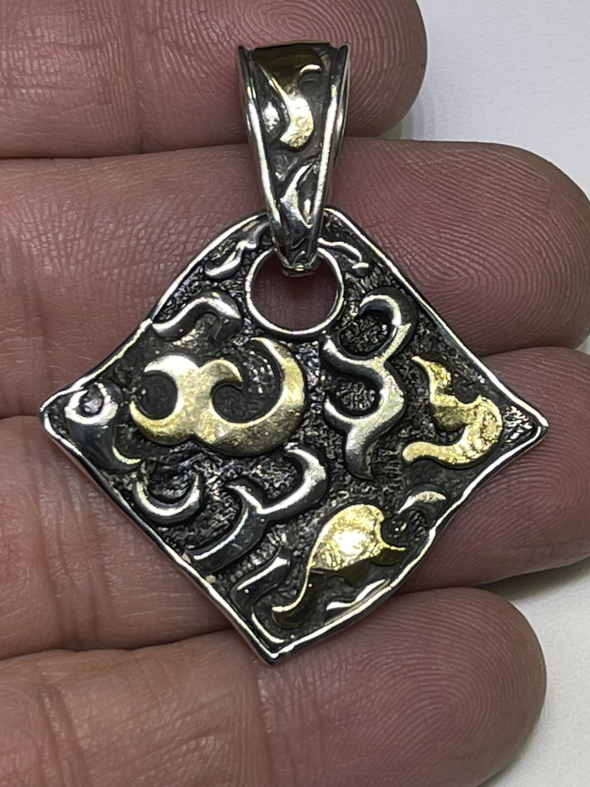 JOHN HARDY (c) Sterling Silver 22K Yellow Gold Dayak Pendant (1 7/8″)