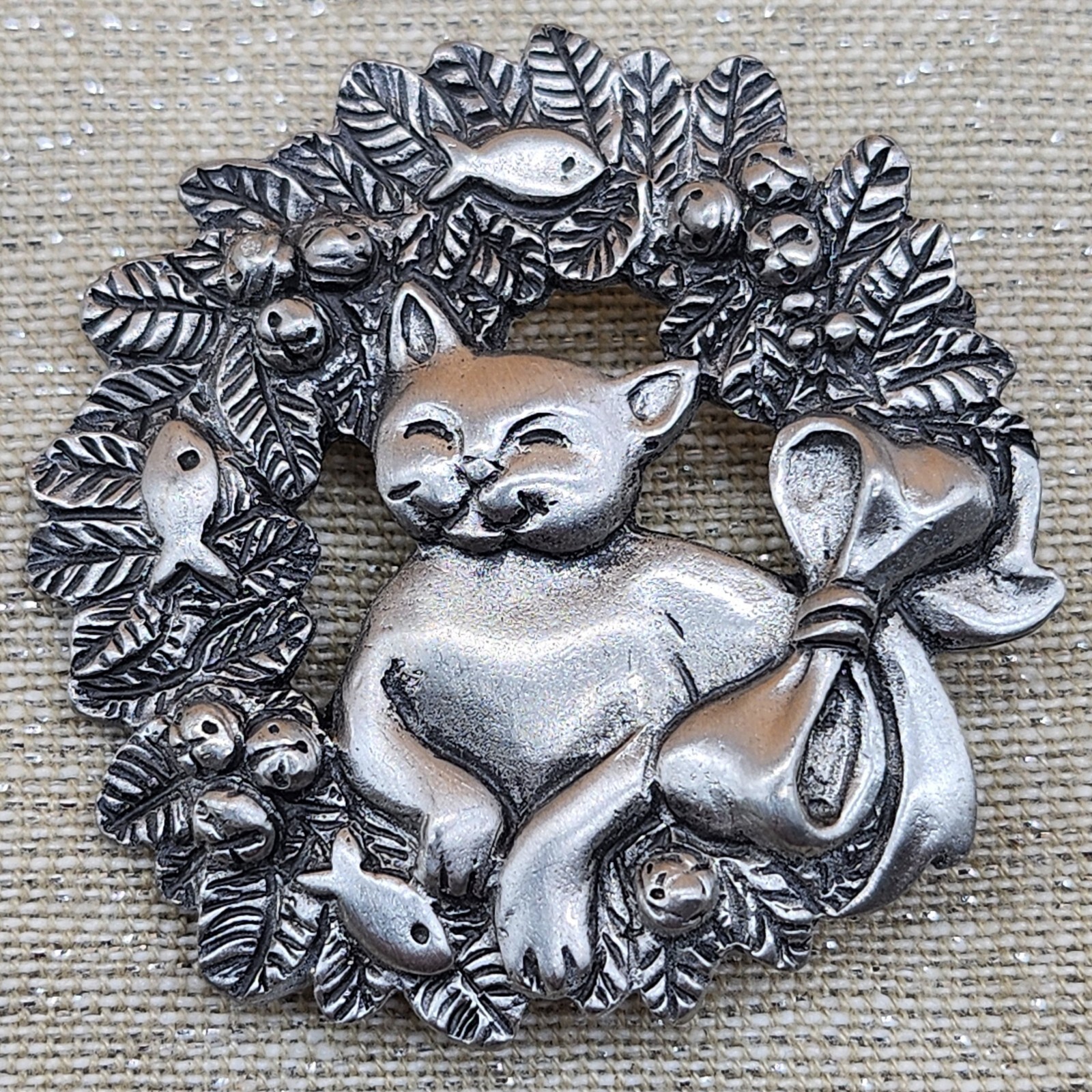 Vintage 1997 Seagull Canada Pewter Etain Zinn Cat Wreath Fish Bells Brooch/Pin