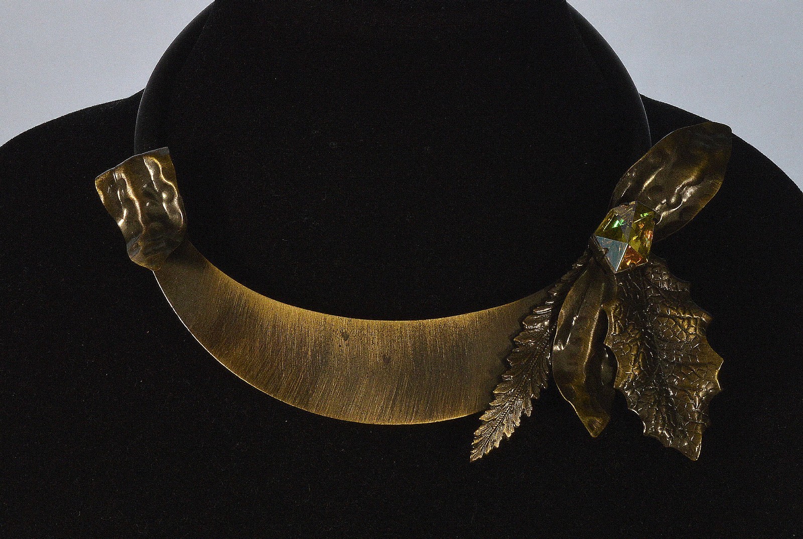 LARGE ARTISAN HAND TINTED EMBOSSED BRASS NECKLACE C.1950