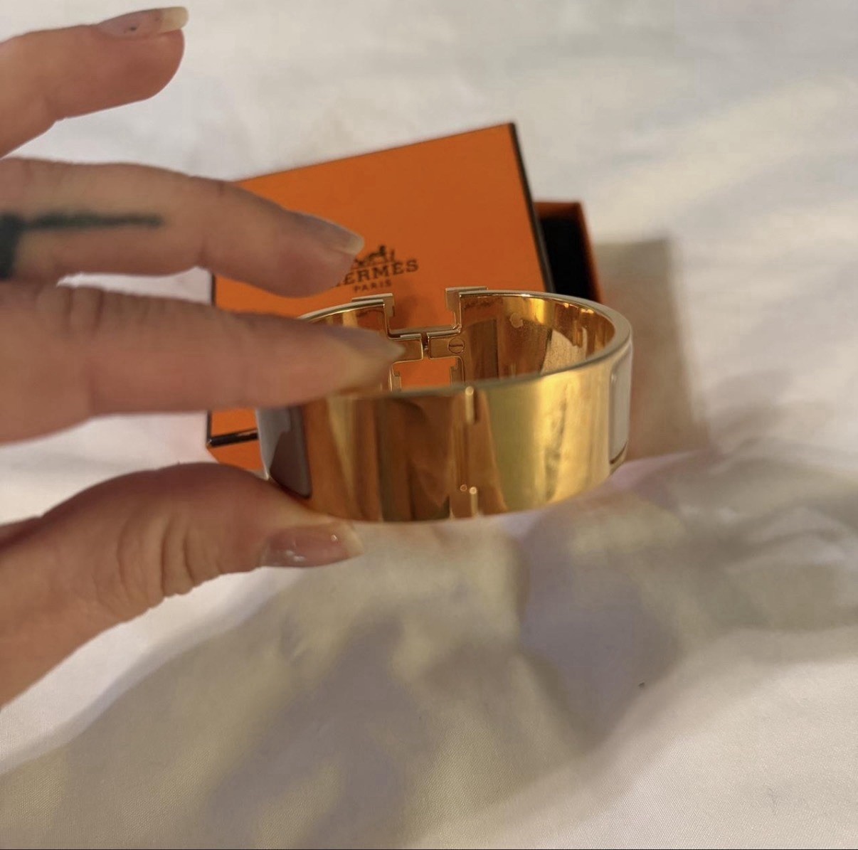 Hermès Clic Clac H Hinged Bangle Bracelet Yellow Gold Plated / Marron Glacé