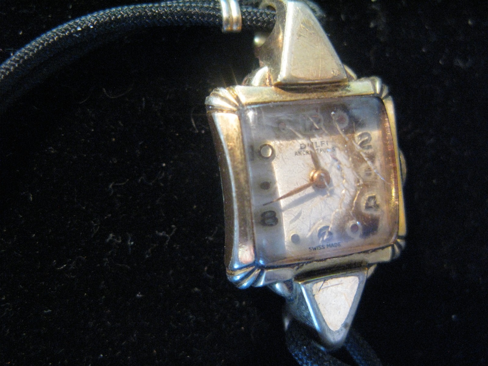 Fond Acier Inoxydable 48235 Vintage Womans Wristwatch Black Band NOT WORKING
