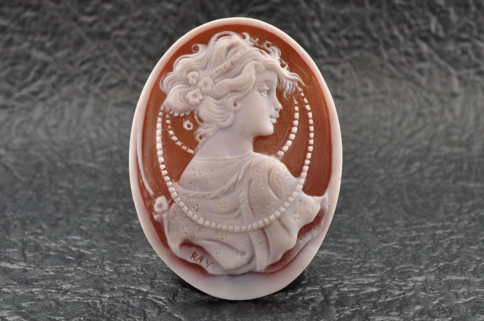 6 items , vintage shell cameo White and brown color (Total 325.5ct) with case.