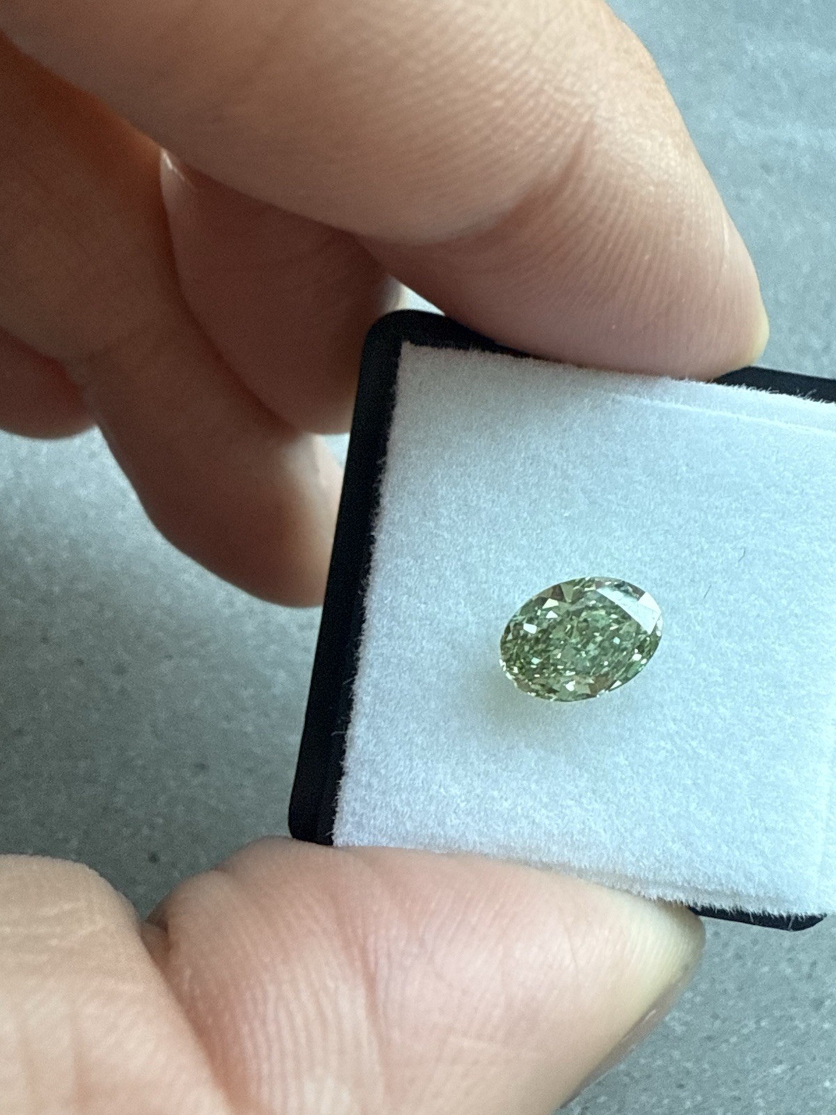 1.01ct Fancy Vivid Green Lab Grown Diamond Oval VVS2 IGI Certified Excellent
