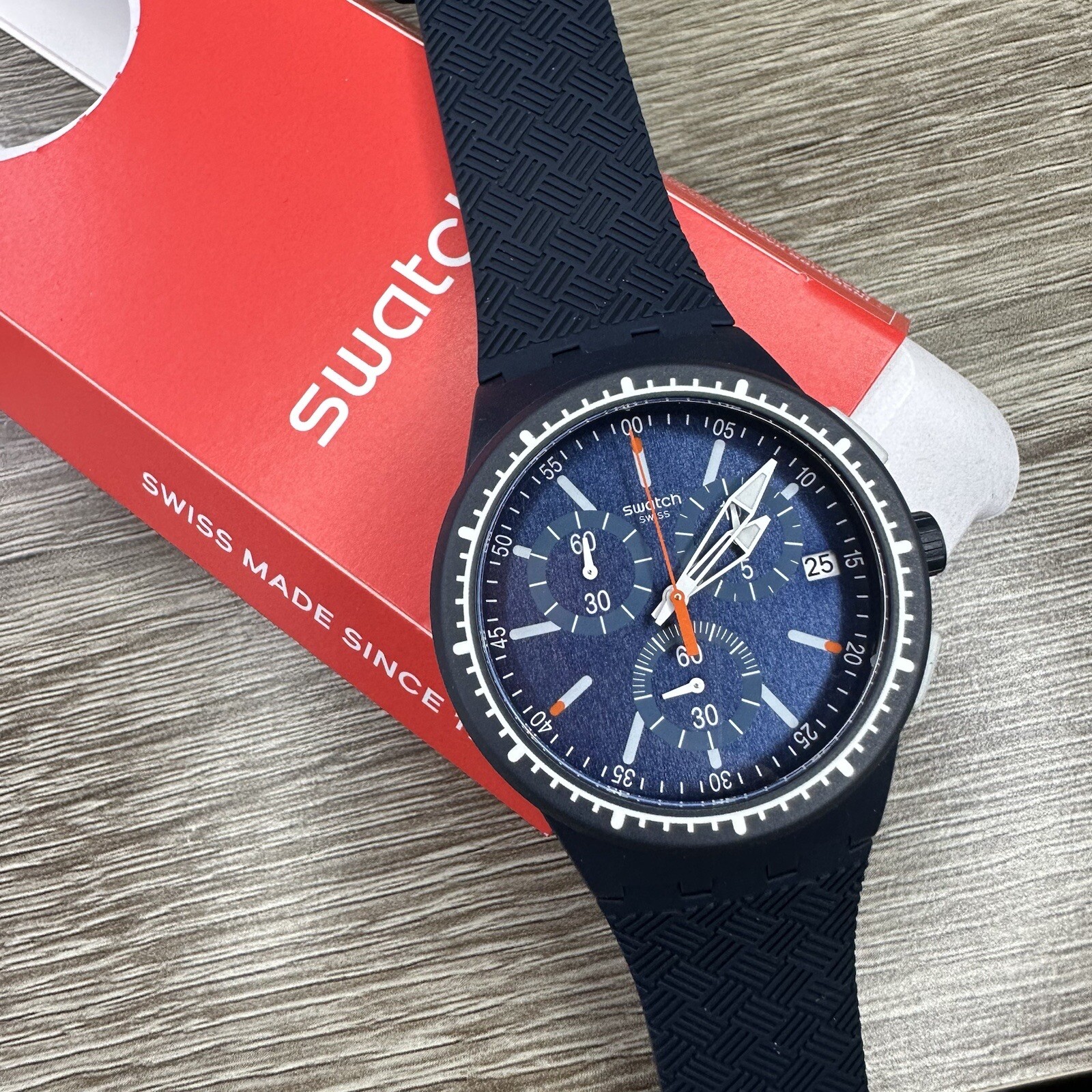NEW✅ Swatch GARA IN BLU Navy Blue Men’s Chronograph 42mm Silicone Watch MSUSN410
