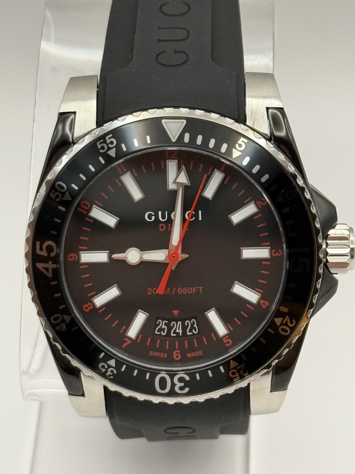 Gucci Dive Quartz Black Dial Black Rubber Strap 40 MM. Watch YA136303