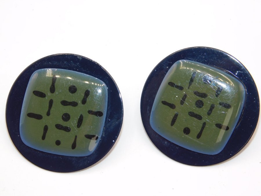 B207-VINTAGE PIERCED EARRINGS~OLIVE GREEN/BLACK~ABSTRACT~1.25″