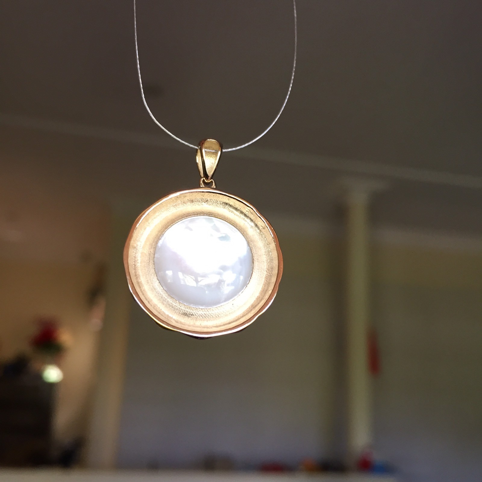 Top luster 16mm Seawater Mabe pearl Natural White 9k Gold Pendant 25.25cts