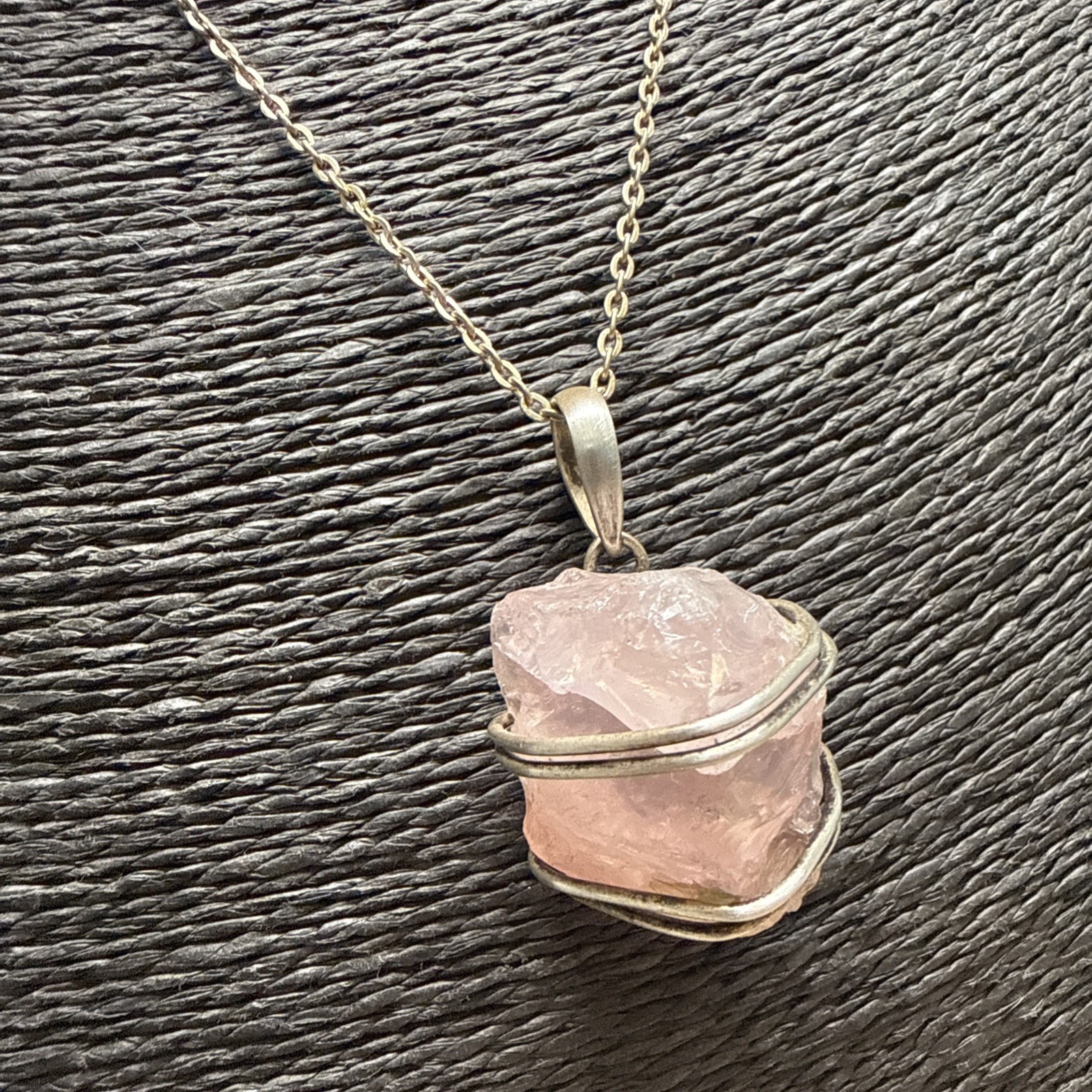 RETRO Rose Quartz Pendant Necklace Silver Tone Chain 46cm/18″ Nugget Wire Wrap