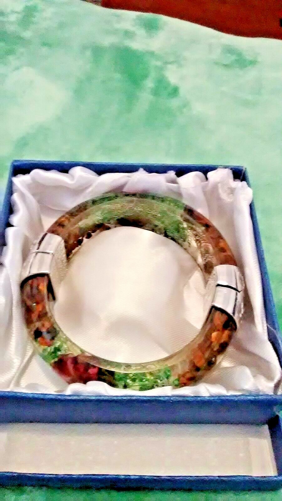 Bold South African Tigers Eye Chips Lucite Silver Tone Bangle (8 in) 100.00 cts
