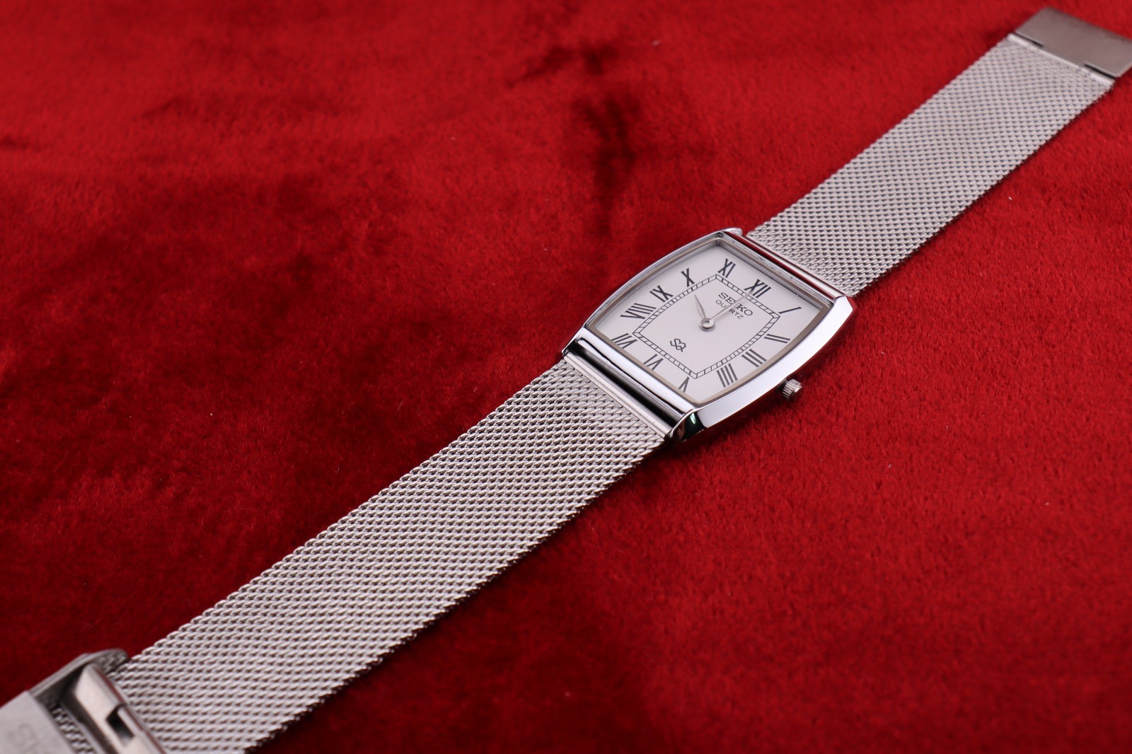 Vintage Seiko Slim Quartz Barrel Tank White Dial Silver Mesh Band Wrist Watch