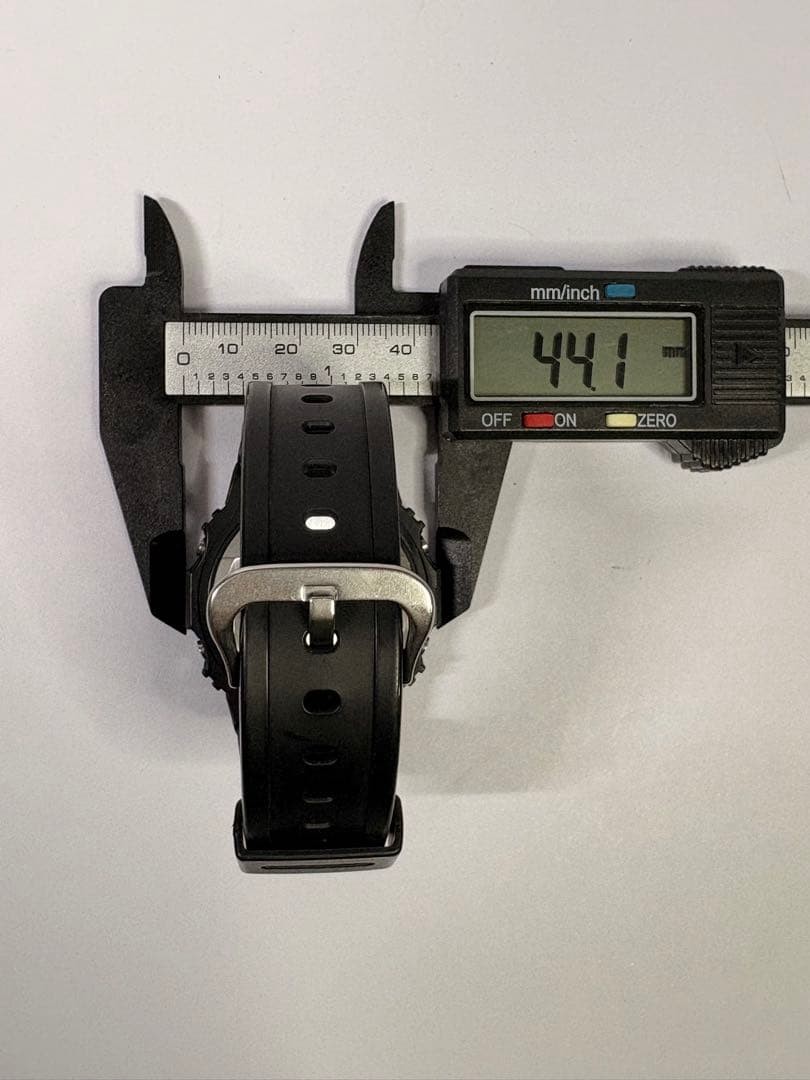 Comes with box in excellent condition GW M5610U 1JF Digital Radio Solar Square