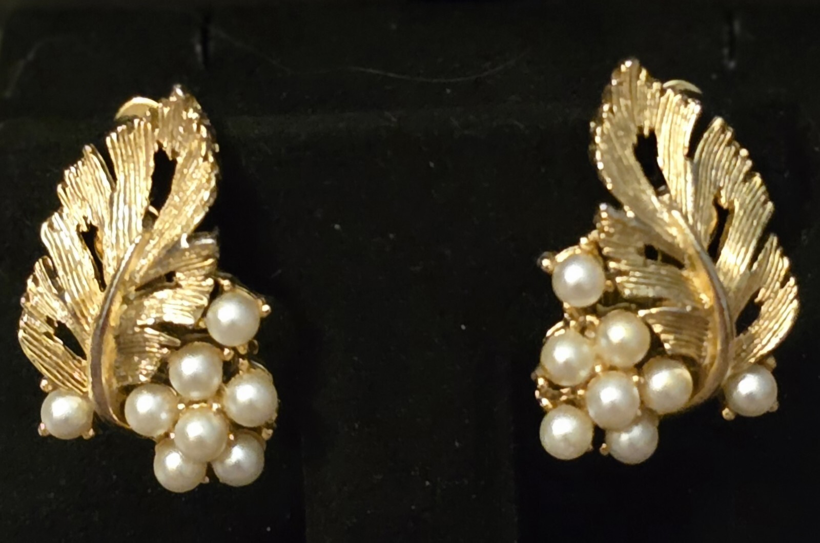 LISNER FAUX PEARLS GOLD GILTED LEAF DESIGN CLIP-ON EARRINGS-EC☆1.2″ L☆GORGEOUS