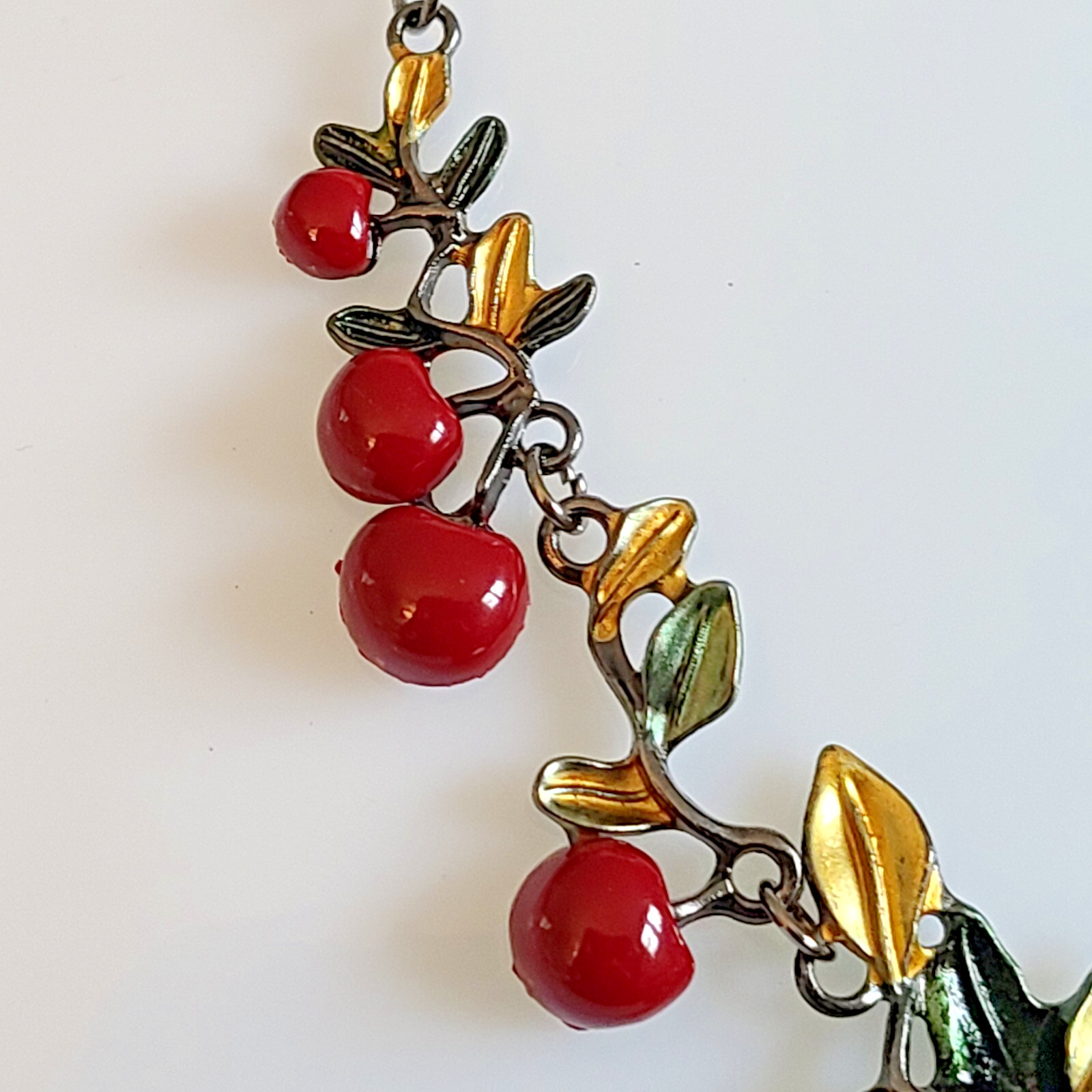 FAUX BAKELITE GORGEOUS RED CHERRY NECKLACE AND EARRINGS GREEN GOLD LEAVES BEAUTY