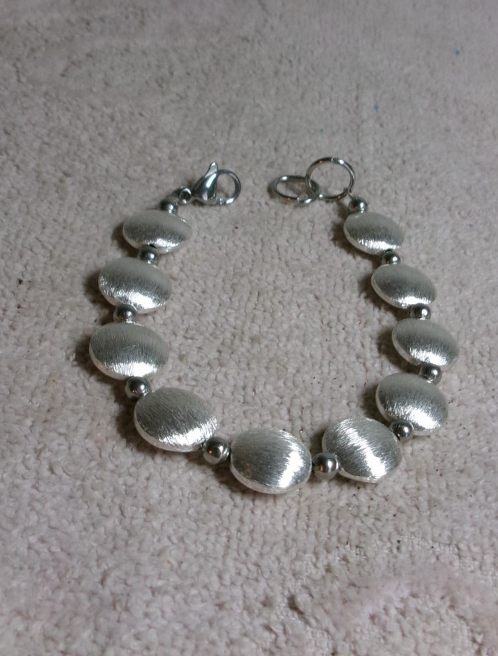 SILVER BRUSHED FINISH PUFFY CIRCLE LINK BEADED BANGLE/BRACELET 7″L
