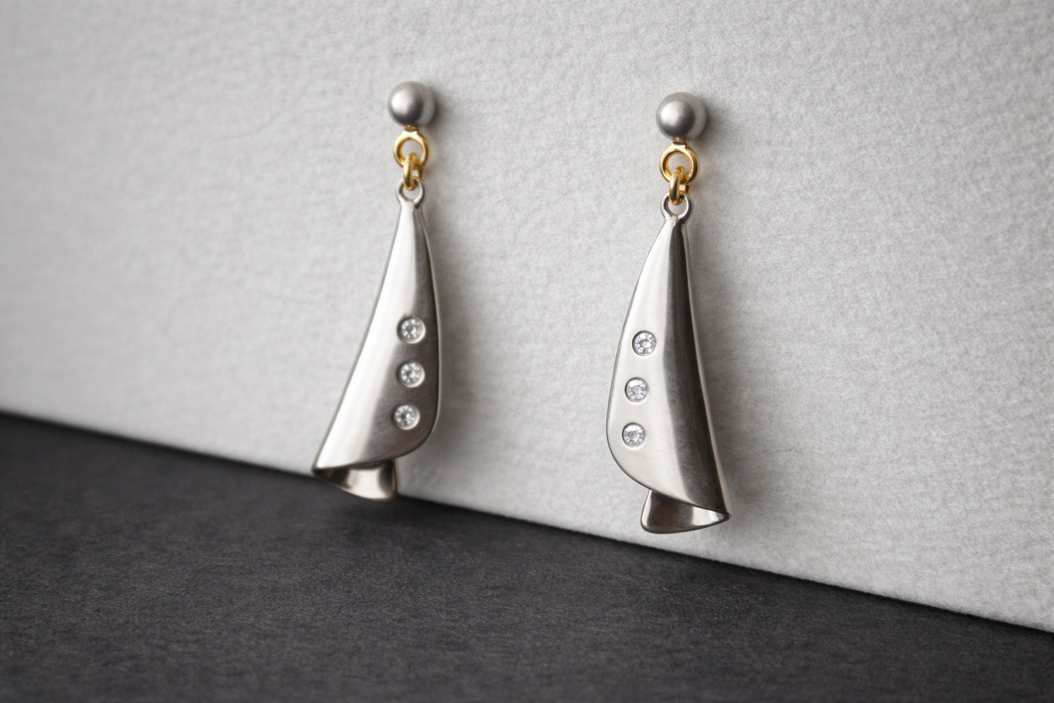 6 Diamond 585 Yellow Gold Stud Earrings 4.3g