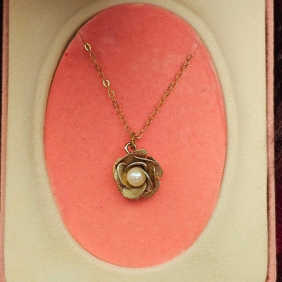 Vintage 70’s Sweet 15″ Mesh Gold Tone Rose Necklace with Pearl Accent in Box