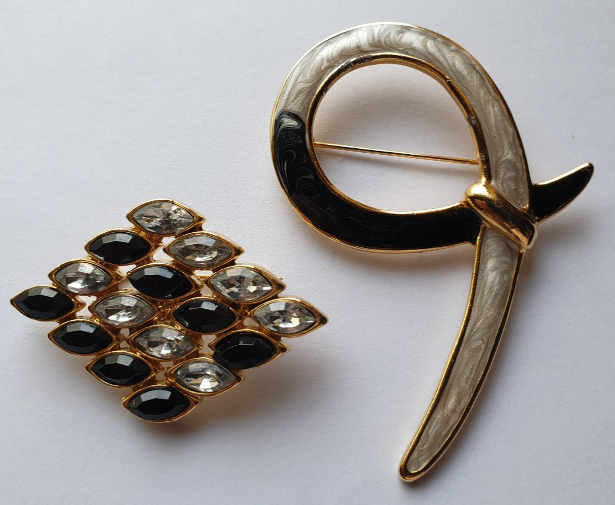 2 GOLD TONE METAL , DIAMANTE & ENAMEL COSTUME JEWELLERY BROOCHES