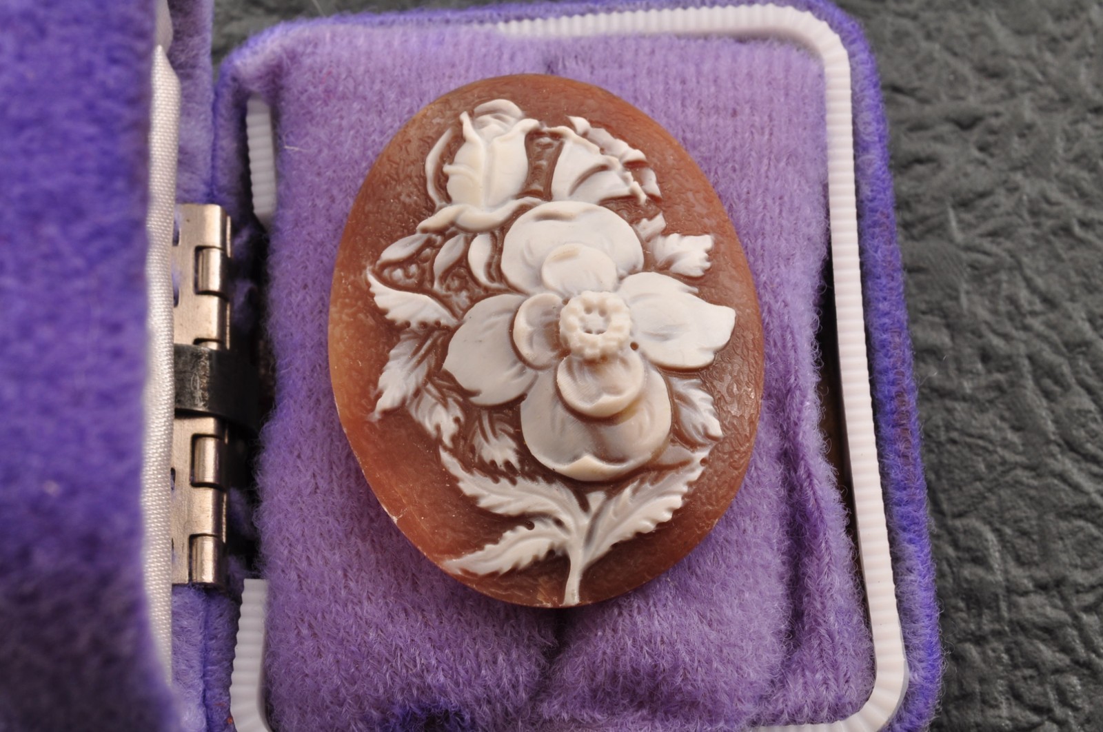 Vintage oval shape Sardonyx shell cameo, carved “Lily motif” (total 25.0ct).