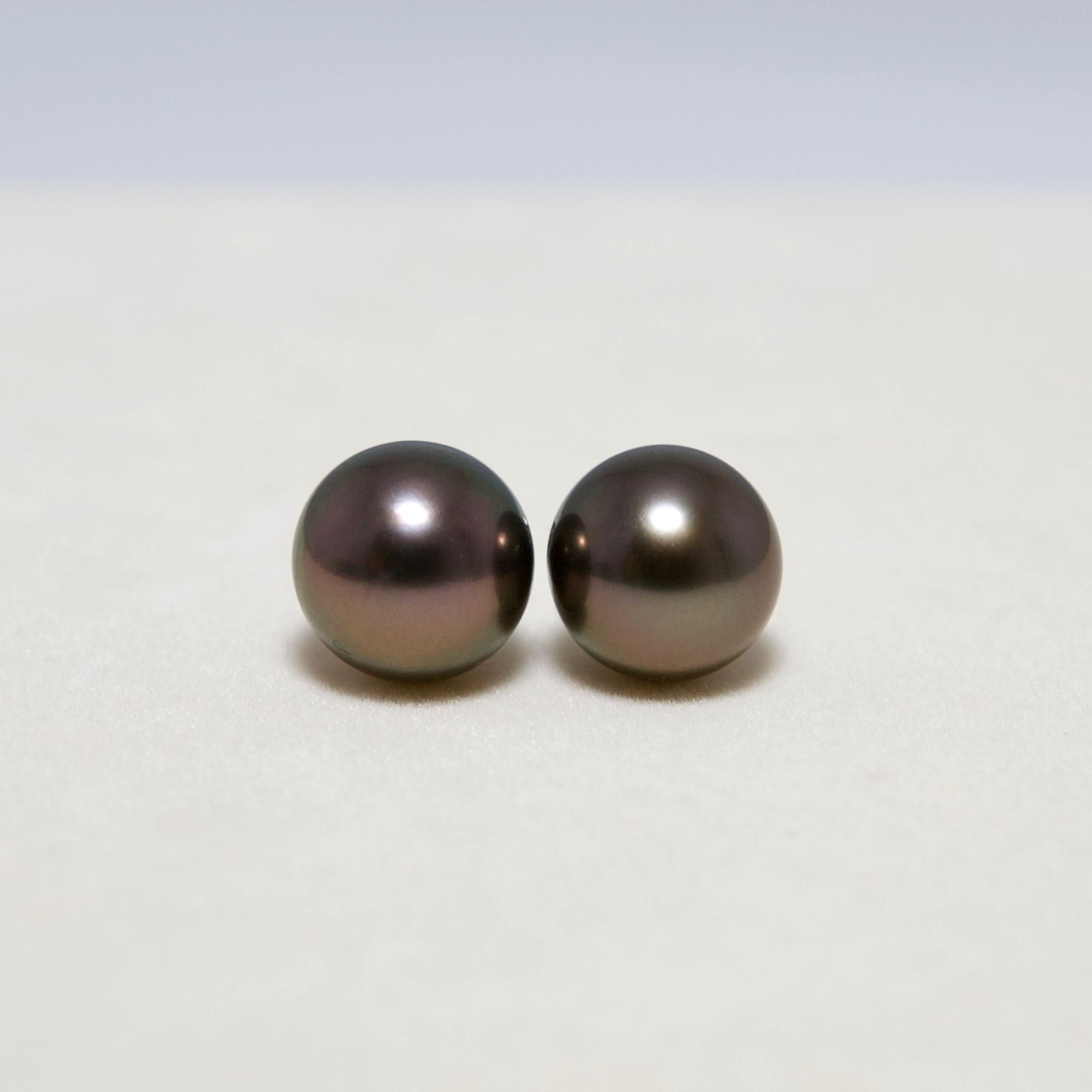 9.7-9.9MM Round Black Purple Tahitian Cultured Pearl Stud Earrings Platinum 850