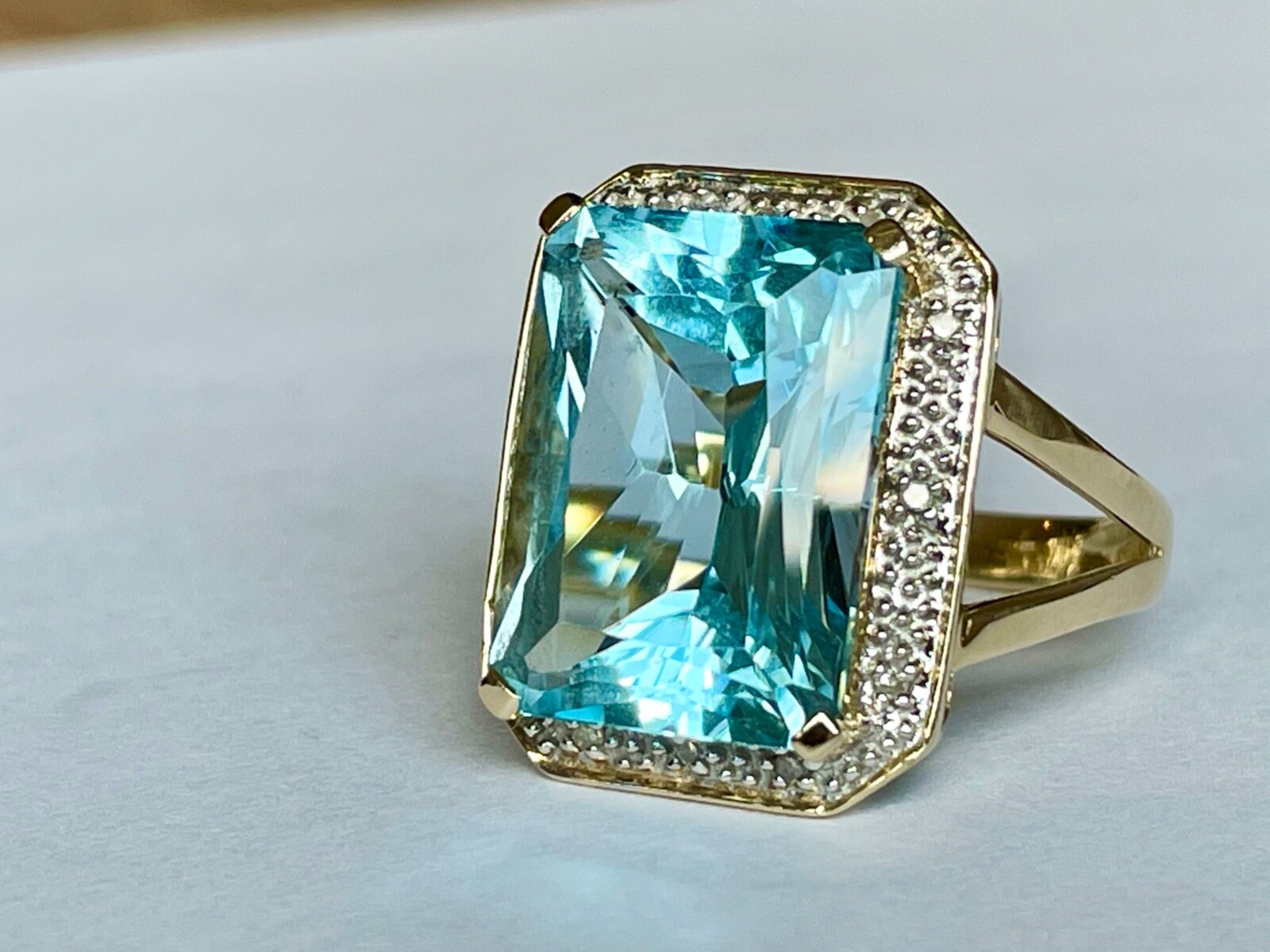 RING with natural DIAMONDS & BLUE TOPAZ 585 / 14K GOLD