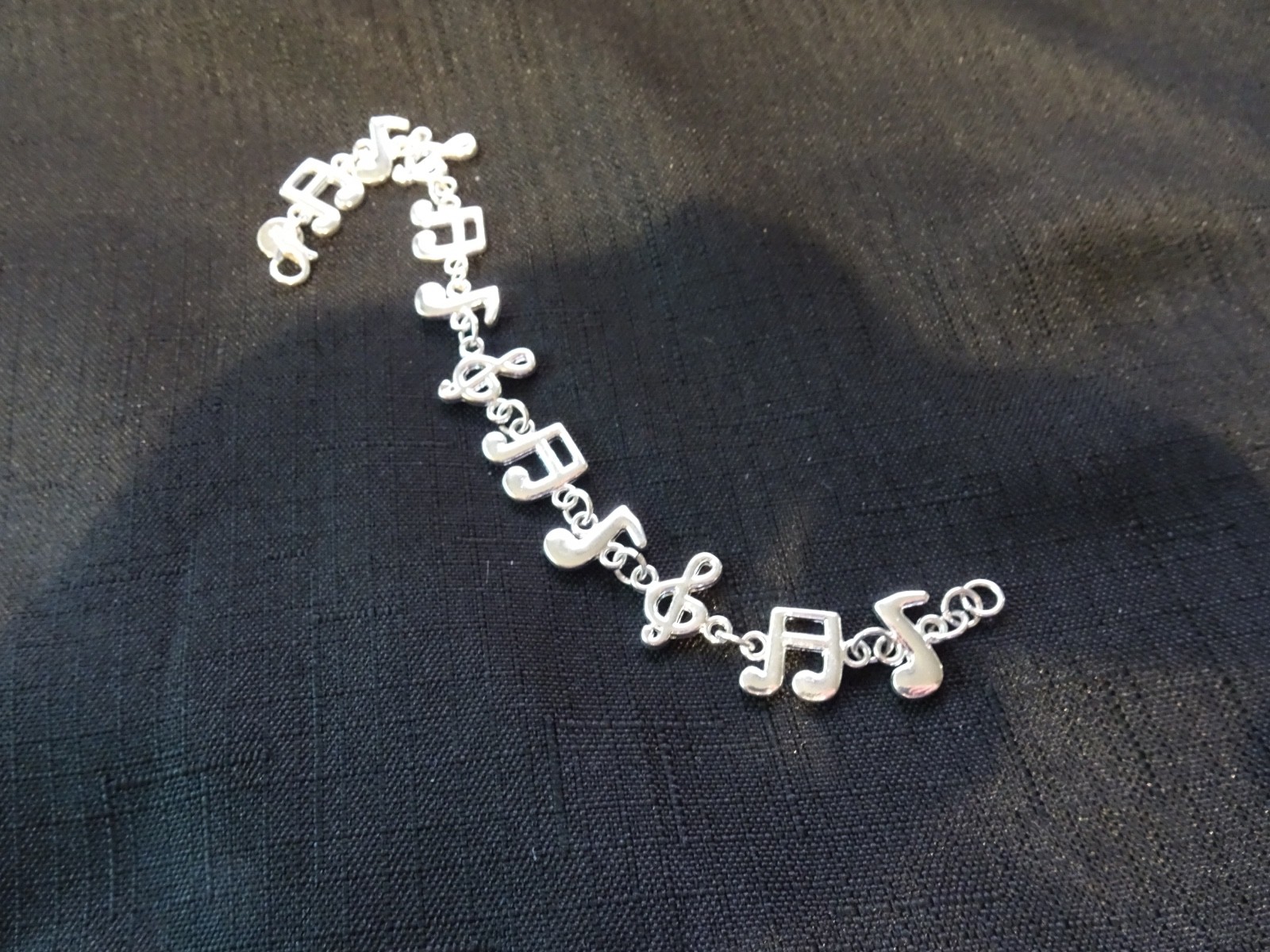 # 484–MUSICL NOTES STERLING SILVER CHARM BRACELET–925–VERY NICE