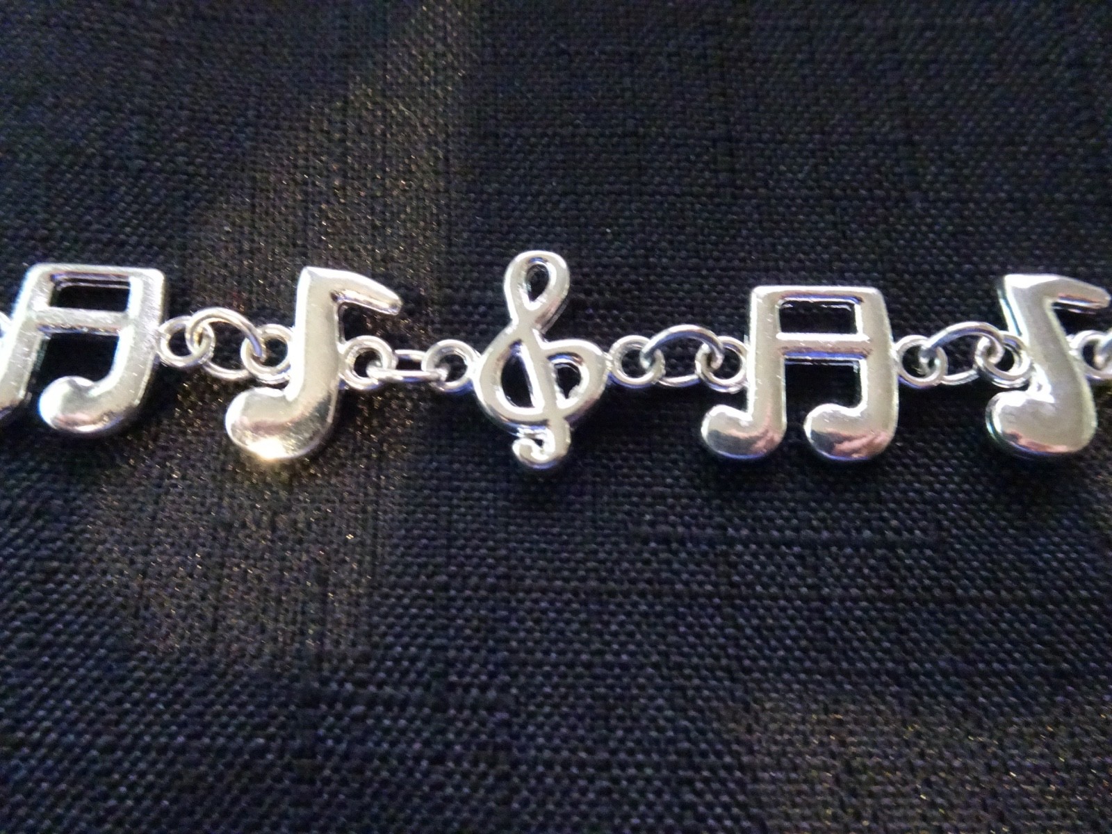 # 484–MUSICL NOTES STERLING SILVER CHARM BRACELET–925–VERY NICE