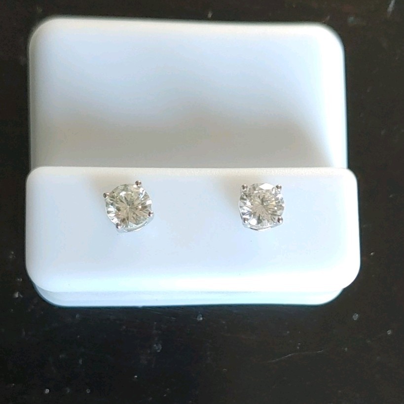 Moissanite 0.85ct Round Stud Earrings .925 Sterling Silver. VVSD