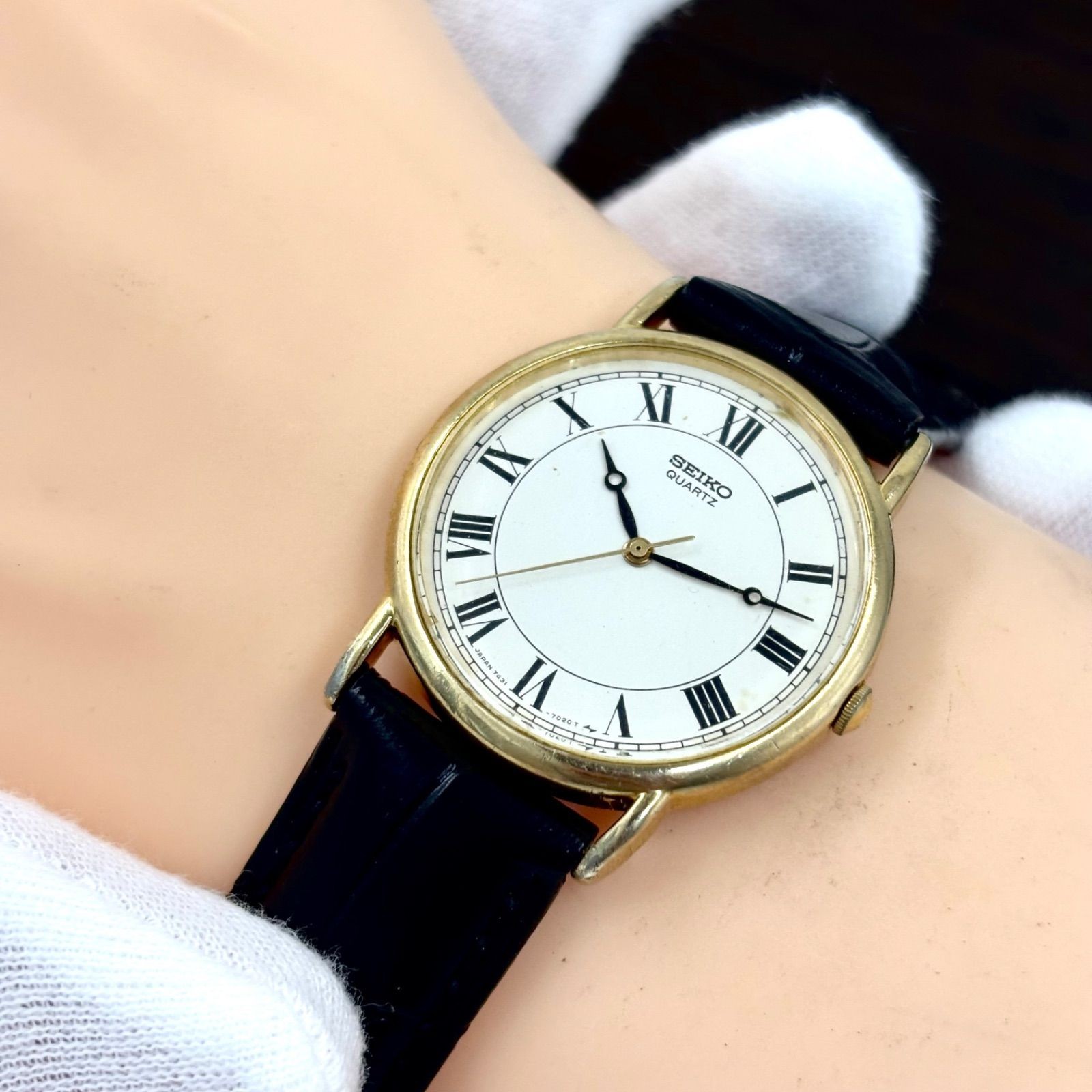 SEIKO Quartz Roman Index Gold Wristwatch manufactured in August 1983 Japan vinta