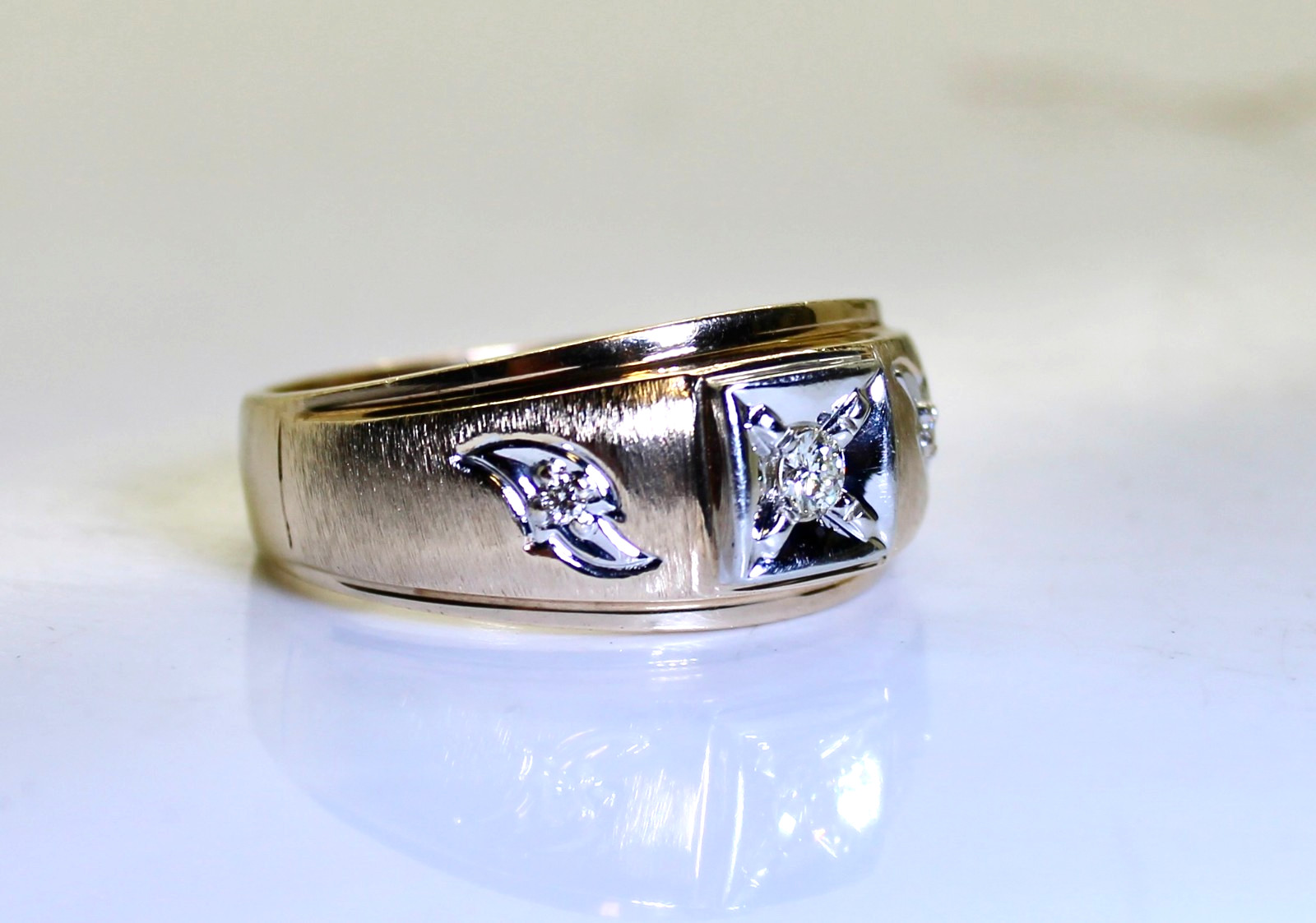 Nice Men’s 10K Gold .10 Ctw Diamond Band/Ring, Size 9.5, 5.4 Gram