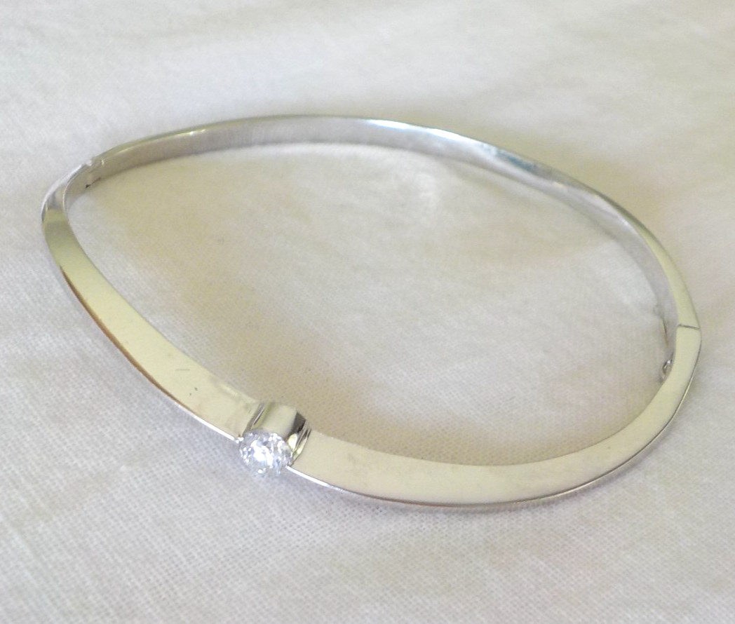 Modern 14K White Gold Knife Edge VS Diamond Bracelet – 9.8 gms, 6.7 in, 0.28 ctw