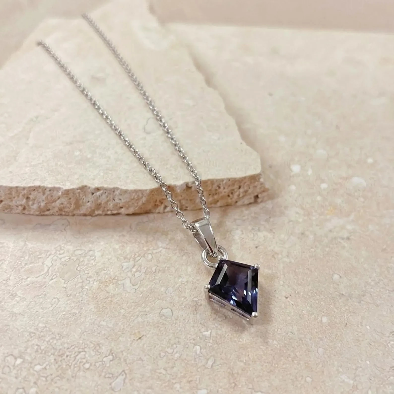 15Ct A+ Natural Bio-Color Alexandrite Gemstone Kite Cut Sterling Sliver Pendant