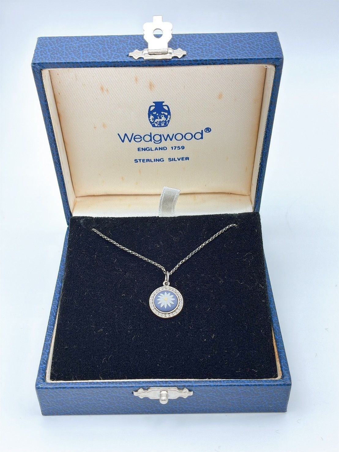 WEDGWOOD Jasperware Daisy Necklace Pendant Silver 925 Vintage With Box Cameo