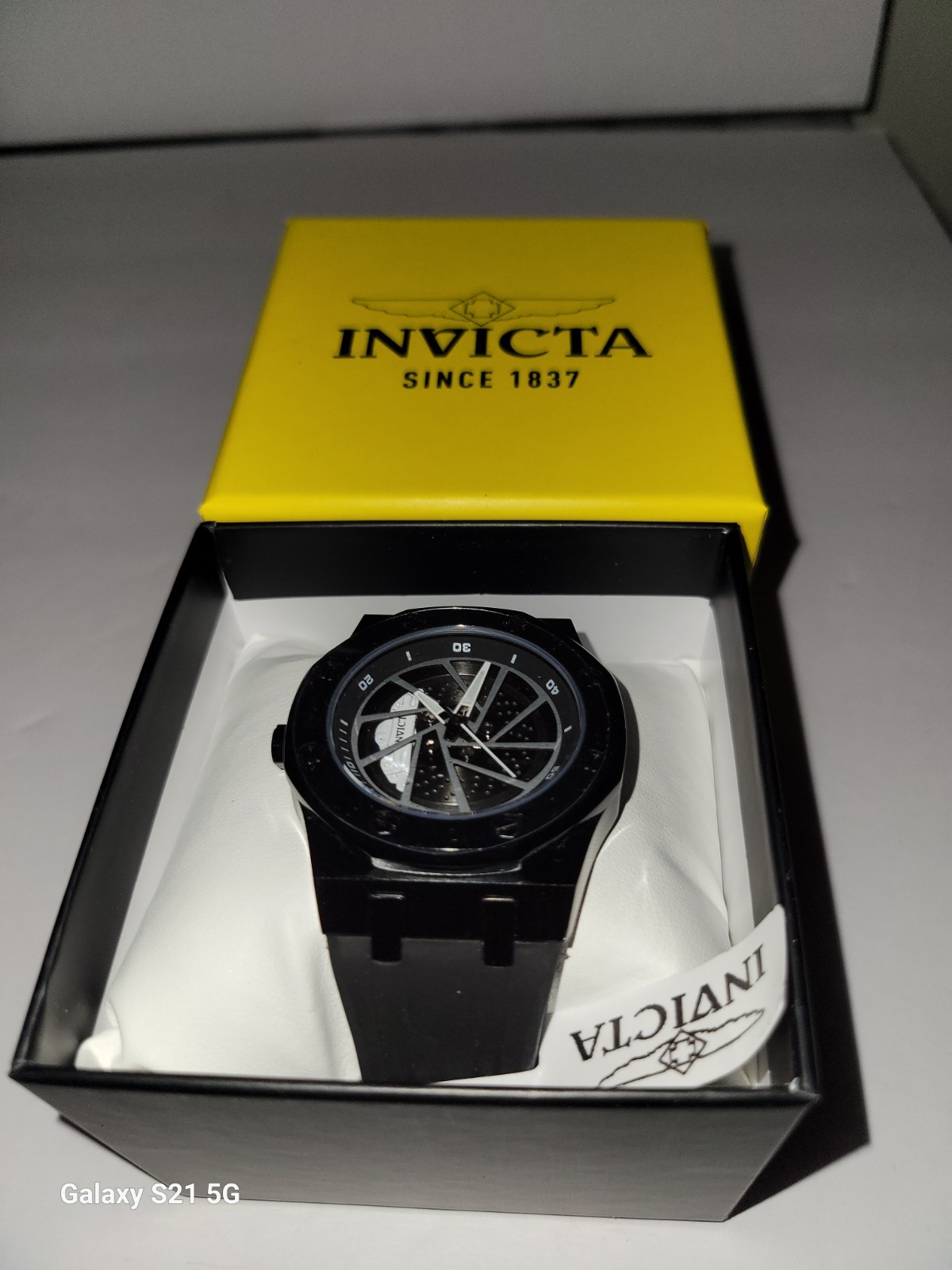 Brand New 69492 Invicta Speedway Rim Men’s Watch 42mm Silicone band